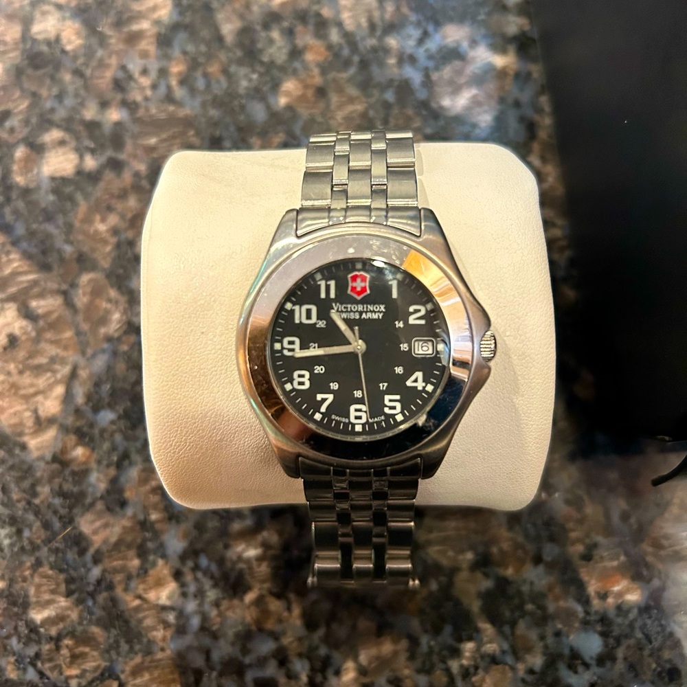 Victorinox Swiss Army watch in great condition! Model 24841.CB